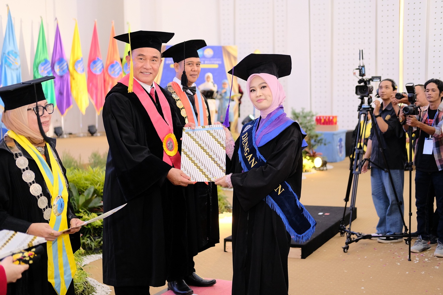Di Hadapan 431 Lulusan UBB, Menko Yusril: Ijazah Adalah Investasi Pengetahuan untuk Mengabdi